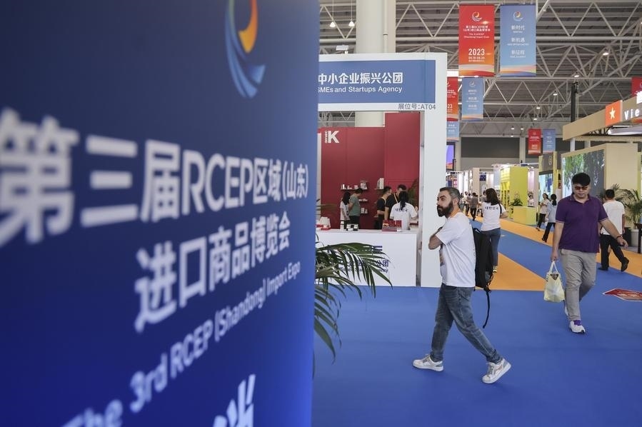 2023年8月18日，人們在第三屆RCEP區(qū)域（山東）進(jìn)口商品博覽會(huì)上參觀。新華社發(fā)（許傳寶 攝）