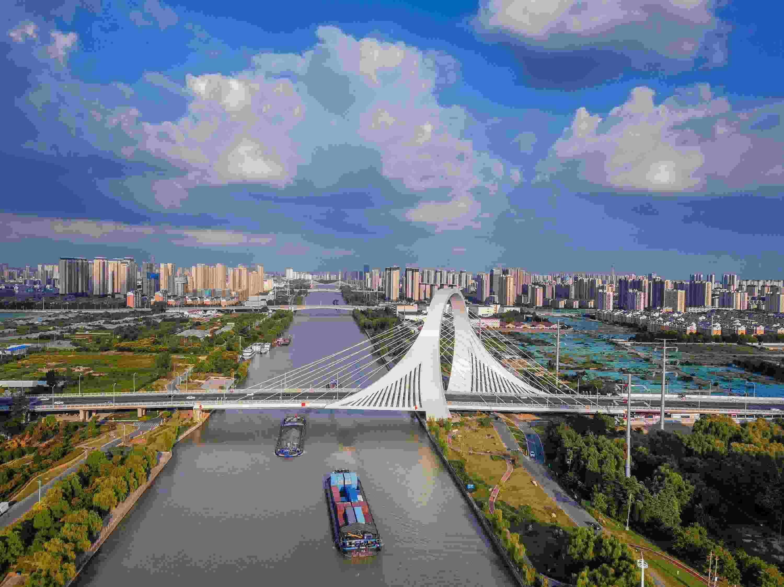 2022年9月12日，幾艘船舶行駛在江蘇淮安運(yùn)河大橋附近。