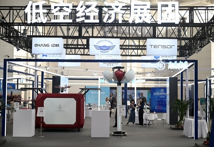 6月20日，參觀者在博覽會(huì)低空經(jīng)濟(jì)展團(tuán)參觀。新華社記者 趙子碩 攝