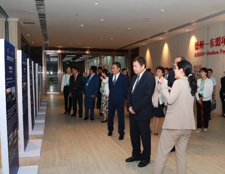 與會嘉賓參觀圖片展。中國外文局供圖