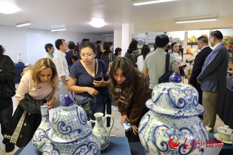 在展覽現場，觀眾們駐足欣賞德化瓷和墨西哥彩瓷。人民網 埃內斯托·多明戈斯攝