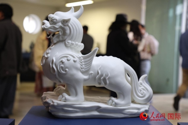 展覽現場的德化白瓷。人民網 埃內斯托·多明戈斯攝