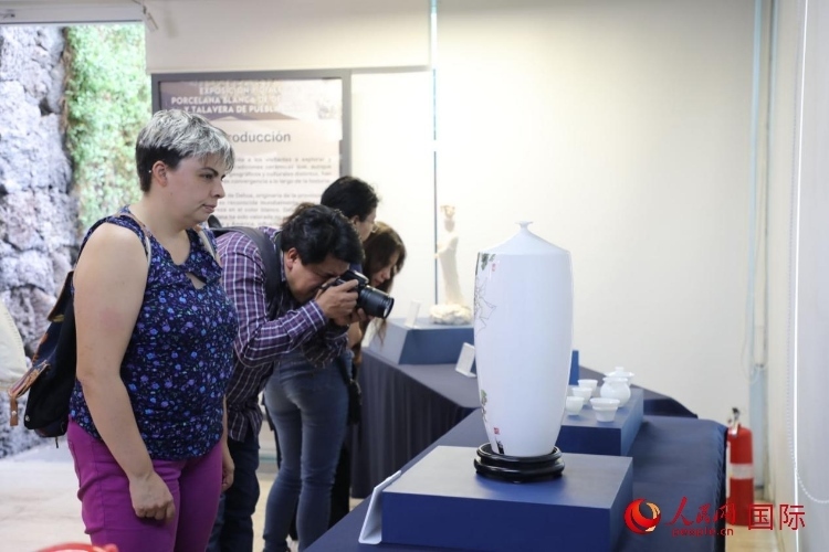 在展覽現場，觀眾們駐足欣賞德化白瓷和墨西哥彩瓷。人民網 埃內斯托·多明戈斯攝