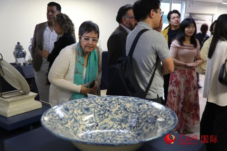 在展覽現場，觀眾們駐足欣賞德化白瓷和墨西哥彩瓷。人民網 埃內斯托·多明戈斯攝