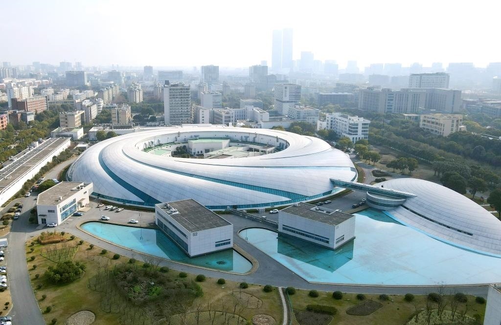 位于上海張江科學(xué)城的“上海光源”（2024年2月27日攝，無(wú)人機(jī)照片）。新華社記者 方喆 攝