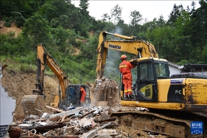 6月23日，救援人員在魚市鎮(zhèn)斗溪村龍?zhí)两M山體滑坡現(xiàn)場(chǎng)開展救援工作。新華社記者 陳振海 攝