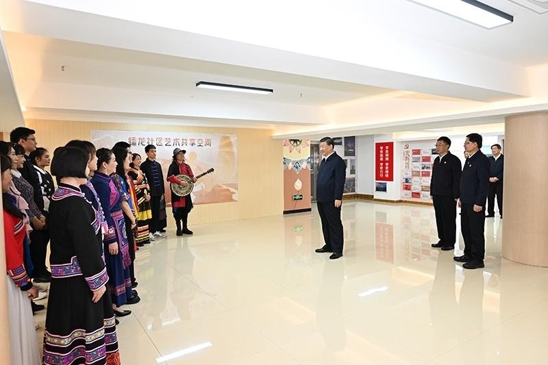 2023年12月14日，習(xí)近平總書記在廣西南寧市良慶區(qū)蟠龍社區(qū)黨群服務(wù)中心文體活動(dòng)室同社區(qū)居民親切交流。