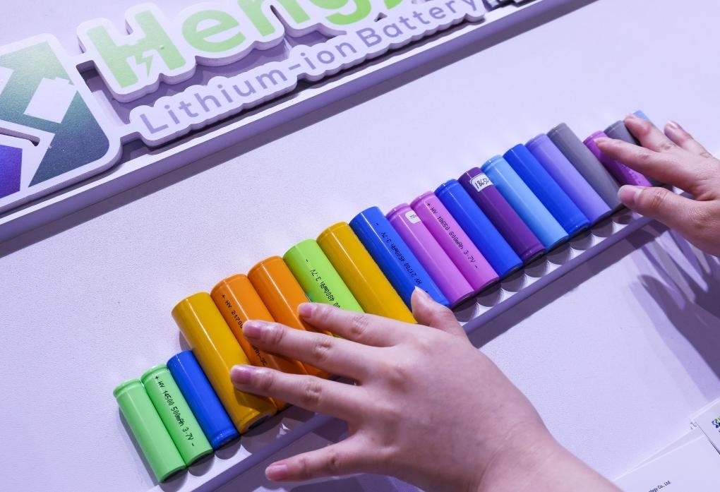 參展商在第135屆廣交會(huì)新能源展區(qū)布置鋰電池展品（2024年4月15日攝）。新華社記者 劉大偉 攝