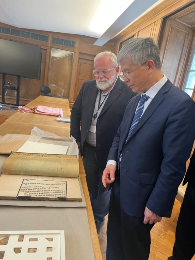 山東大學(xué)校長(zhǎng)李術(shù)才率團(tuán)訪問(wèn)法國(guó)國(guó)家圖書(shū)館。山東大學(xué)供圖