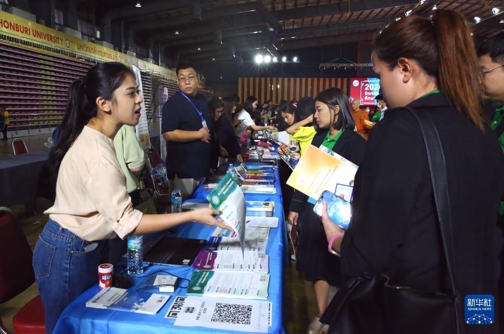 6月22日，在泰國曼谷吞武里大學舉辦的中國高等教育展上，學生在中國高校展臺前了解信息。新華社記者 孫瑋彤 攝