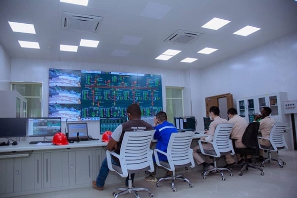 剛果（金）布桑加水電站攔河大壩泄洪。中鐵資源集團(tuán)供圖 