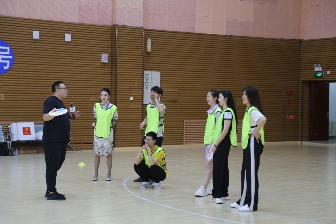 在“友趣體驗營”上，年輕用戶正在學習飛盤運動技巧。 受訪者供圖