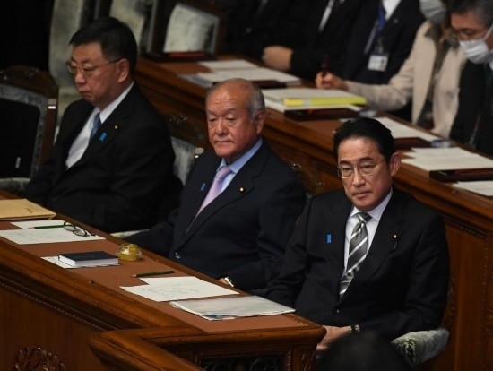 ??2023年12月13日，日本首相岸田文雄（右）參加國會(huì)閉會(huì)式。新華社記者馮武勇攝