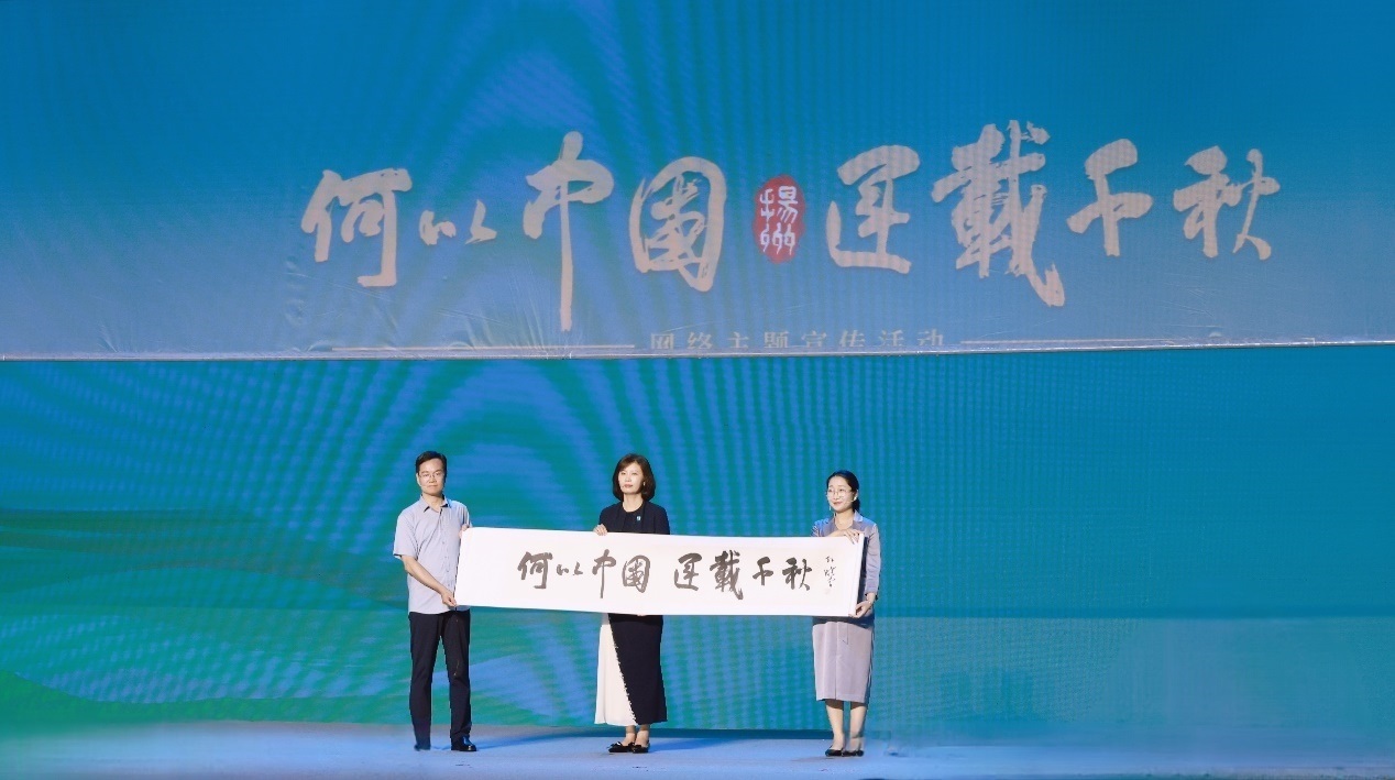 隋唐大運河文化博物館館長曹岳森（左）、揚州中國大運河博物館館長鄭晶（中）、浙東運河博物館負(fù)責(zé)人張慧（右）共同展卷。