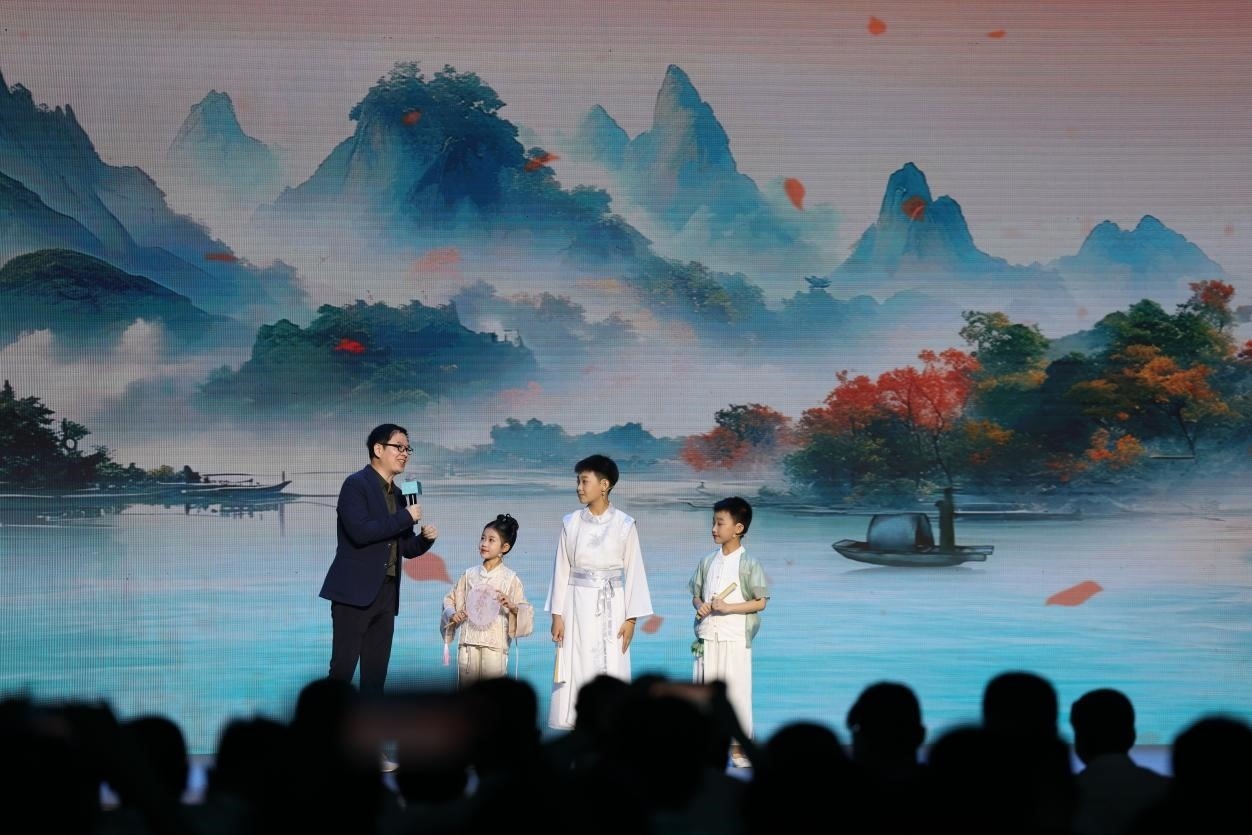 南京師范大學(xué)教授酈波（左一）與2024中國詩詞大會選手張可兒（左二）、姜敬曦（右二），揚州市邗江區(qū)實驗學(xué)校蔣王小學(xué)學(xué)生陸俊屹（右一）趣談大運河詩詞文化。