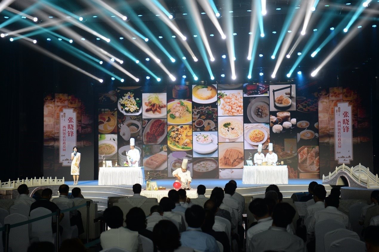 花園國際大酒店廚師長朱燾、西園飯店行政總廚張曉鋒、冶春面點總廚倪秋香、冶春面點制作技藝第五代傳人陳詩雅展示淮揚菜絕技。