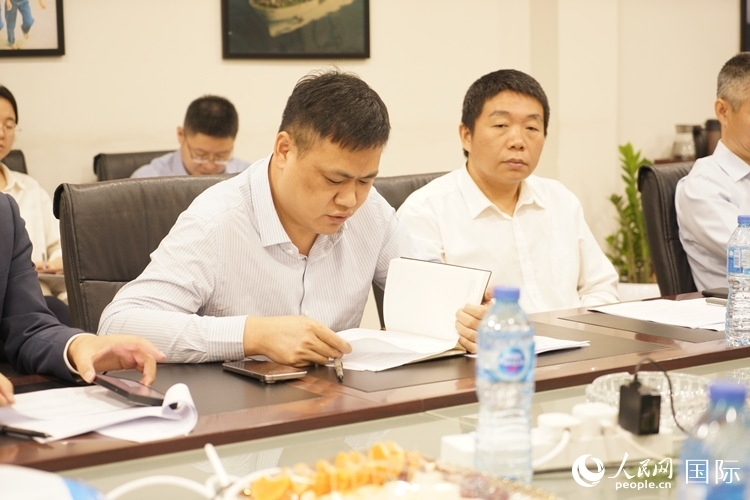 新當(dāng)選尼日利亞中國(guó)礦業(yè)聯(lián)合會(huì)會(huì)長(zhǎng)中國(guó)和聯(lián)公司董事長(zhǎng)李輝發(fā)言。人民網(wǎng)記者 姜宣攝