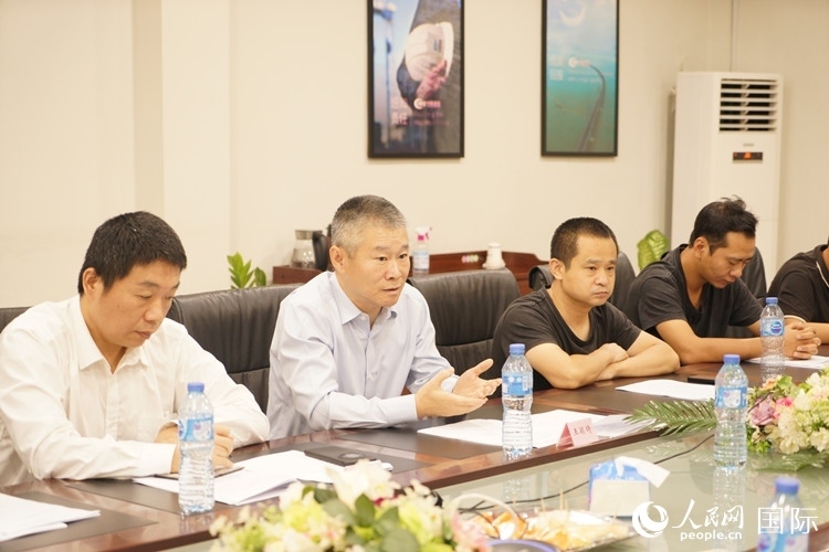 駐尼日利亞使館經(jīng)商處公參王穎琦（左二）講話。人民網(wǎng)記者 姜宣攝