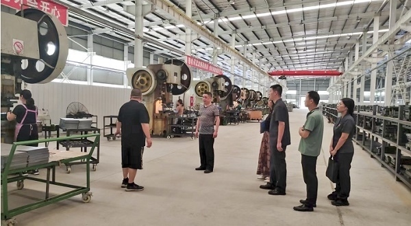 大渡口區(qū)法院法官回訪已盤活的被執(zhí)行企業(yè)。