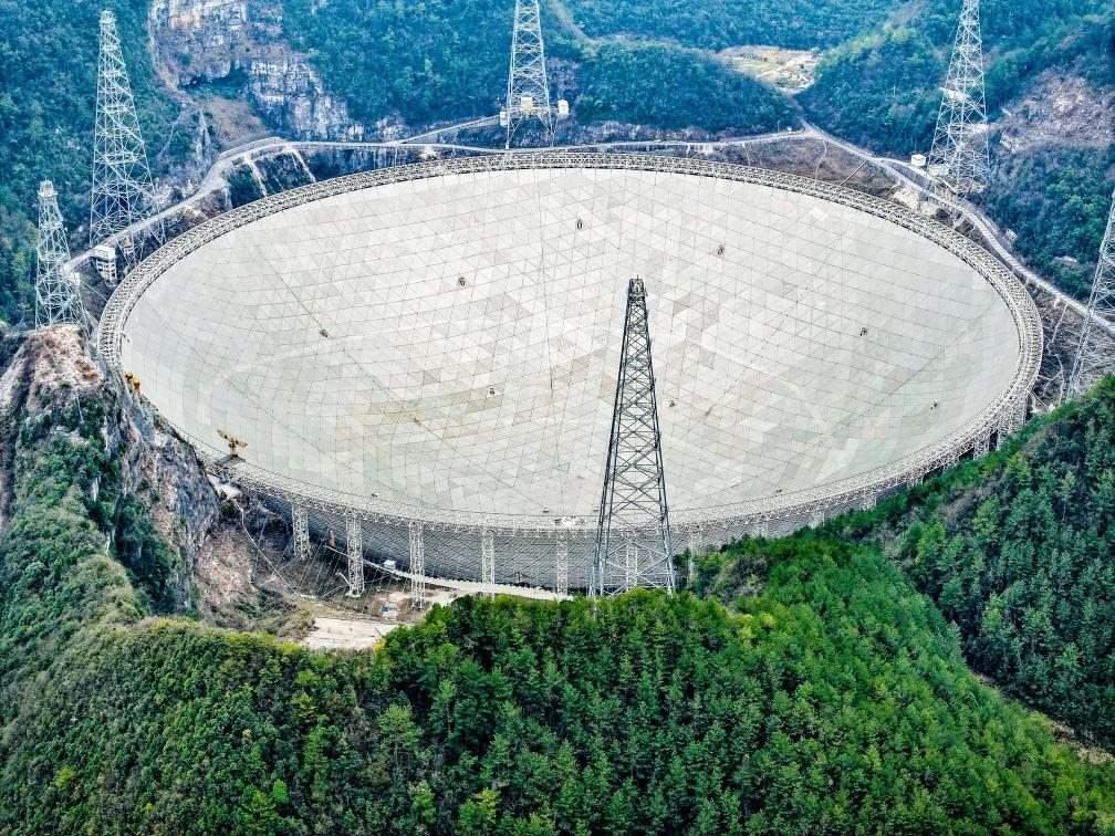 這是2024年2月26日拍攝的位于貴州的“中國天眼”（無人機(jī)全景圖片，維護(hù)保養(yǎng)期間拍攝）。新華社記者 歐東衢 攝
