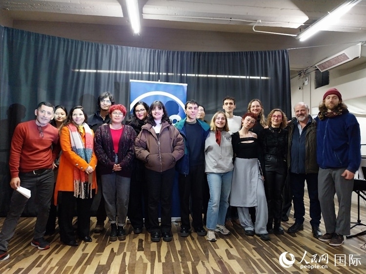 活動現(xiàn)場藝術(shù)家合影。人民網(wǎng)記者 許放攝