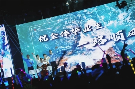 歌曲《祝你一路順風》演出現(xiàn)場。供圖：日照職業(yè)技術(shù)學院