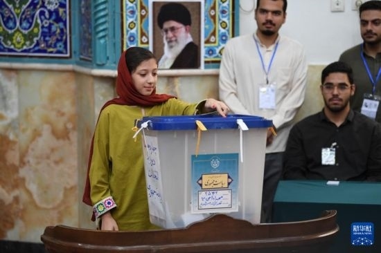 6月28日，伊朗選民在德黑蘭的一處投票站參加總統(tǒng)選舉投票。新華社記者 沙達(dá)提 攝