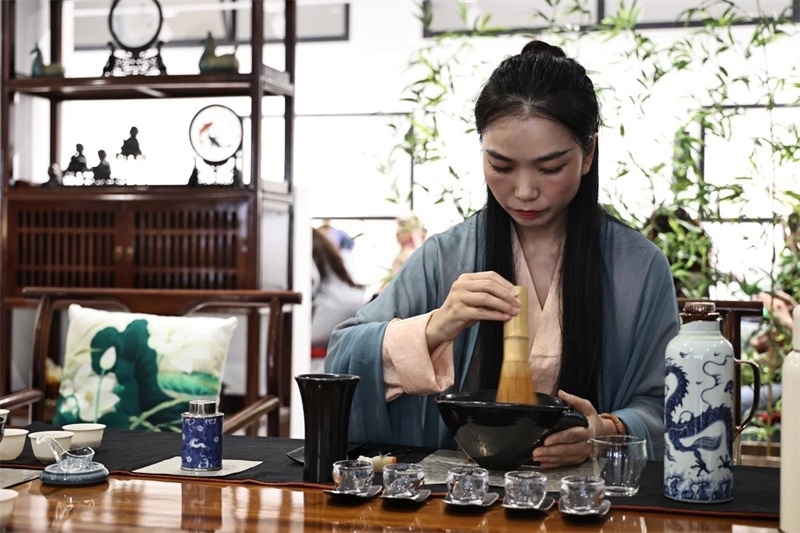 茶藝師現(xiàn)場(chǎng)展示宋式點(diǎn)茶。拉巴特中國(guó)文化中心供圖