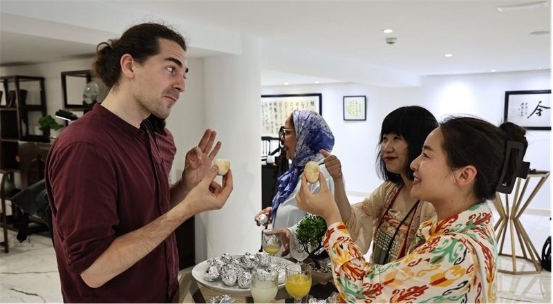 嘉賓品嘗茶葉蛋。拉巴特中國(guó)文化中心供圖