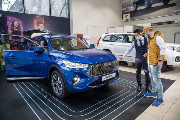 2021年4月1日，銷售人員在哈薩克斯坦阿拉木圖市經(jīng)銷商店向消費者介紹哈弗汽車。新華社發(fā)（阿斯塔納汽車公司供圖）