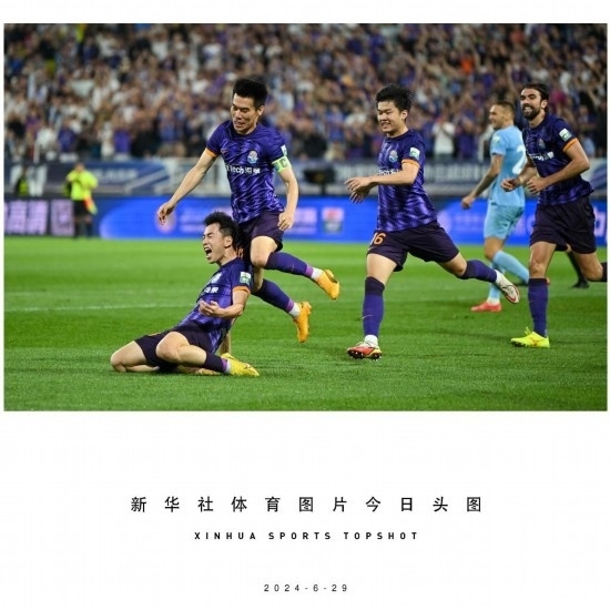  6月29日，天津津門虎隊(duì)球員劉俊賢（左一）在比賽中進(jìn)球后慶祝。新華社記者 孫凡越 攝