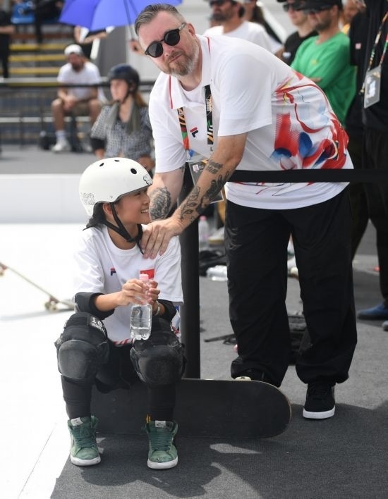 6月20日，鄭好好（左）在比賽間隙與教練互動，她在預(yù)賽中最佳成績?yōu)?2.60分。當(dāng)日，巴黎奧運(yùn)會資格系列賽布達(dá)佩斯站滑板女子碗池預(yù)賽在布達(dá)佩斯舉行。新華社記者 賀燦鈴 攝