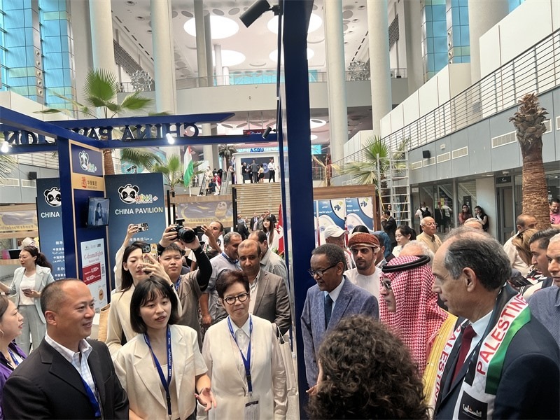 沙特廣播電視局首席執(zhí)行官、阿廣聯(lián)主席穆罕默德（右二）、阿廣聯(lián)秘書長蘇萊曼（右三）等阿拉伯國家嘉賓參觀展臺。主辦方供圖