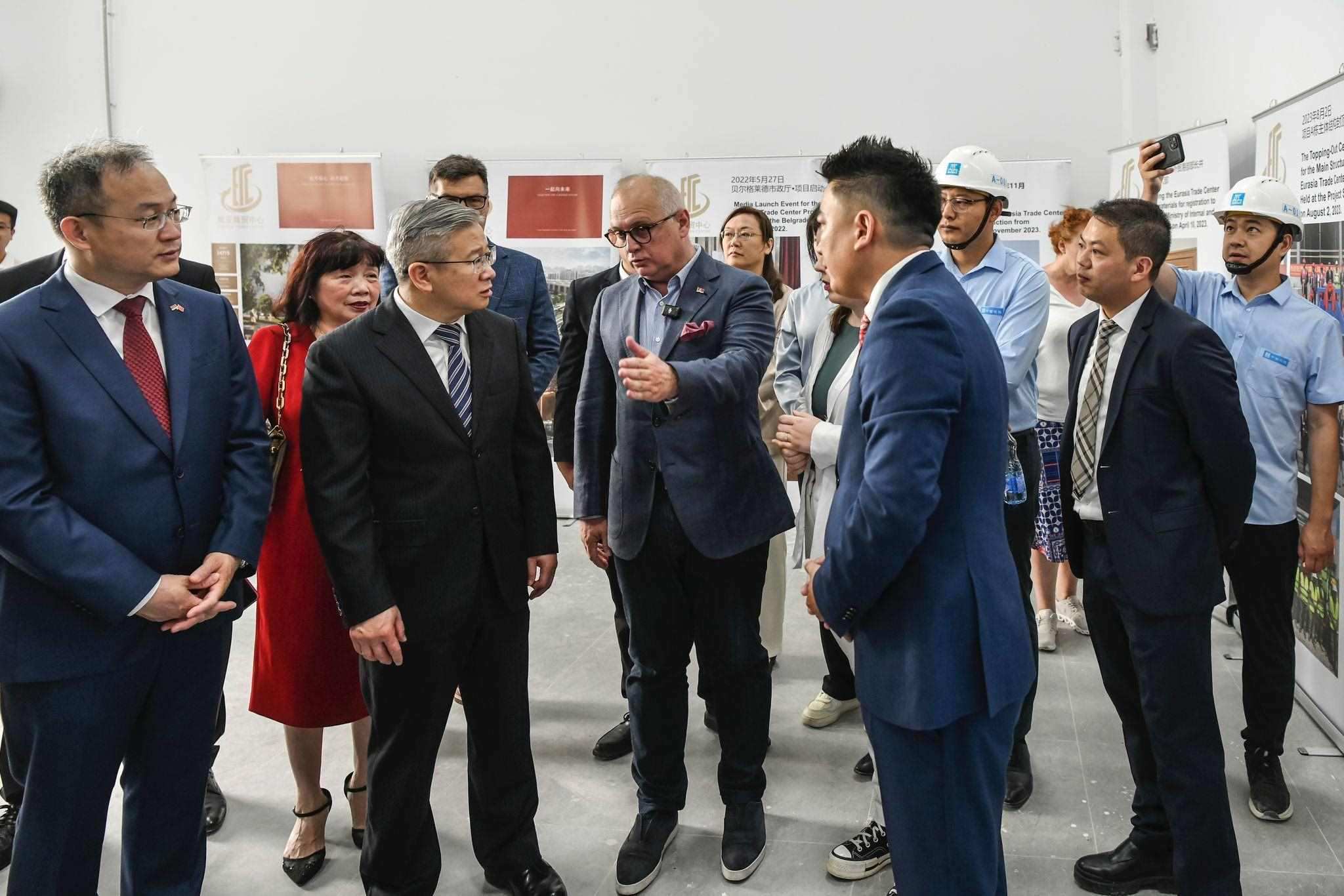 徐文光（左二）與韋西奇（左三）視察歐亞商貿(mào)中心。 歐亞商貿(mào)中心供圖