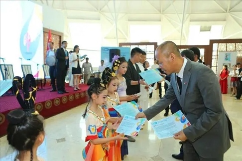 △當?shù)貢r間6月27日，2024“未來世界”國際青少年藝術(shù)展演在塔吉克斯坦國家博物館開幕。