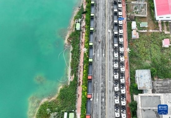 7月2日，車輛在巴克圖口岸有序出境（無人機照片）。新華社發(fā)（馬丁 攝）