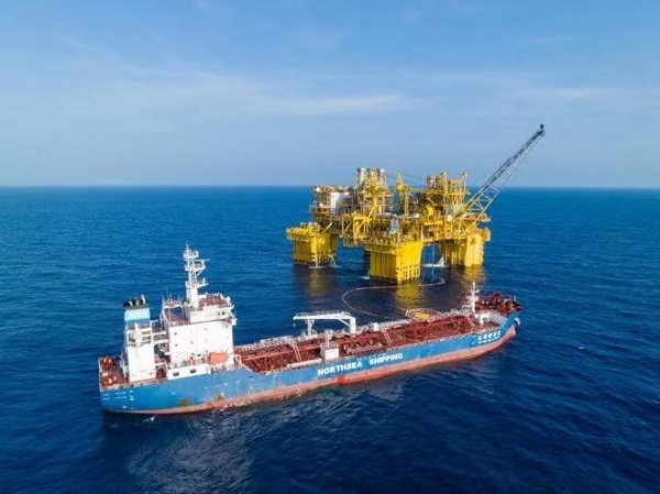 “深海一號(hào)”正在開(kāi)展凝析油外輸作業(yè)。徐海舟攝