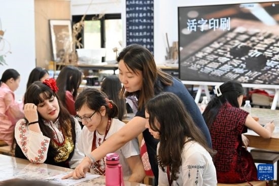 7月3日，外國學生在了解中國文化。新華社記者 李然 攝