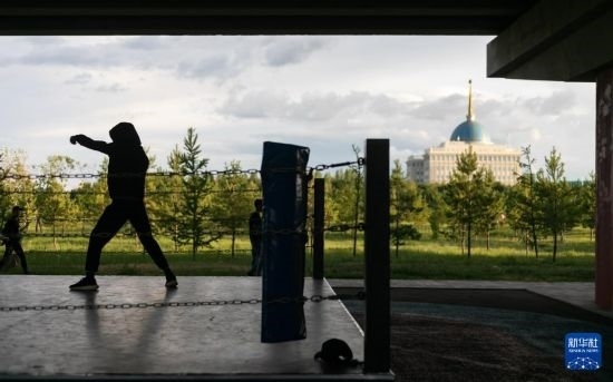 7月2日，在哈薩克斯坦首都阿斯塔納，一名男子在橋下運動場練習(xí)拳擊。新華社記者 白雪騏 攝