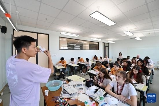 7月3日，外國學生在學習繪制京劇臉譜。新華社記者 李然 攝
