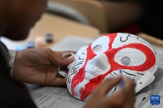 7月3日，外國學生在繪制京劇臉譜。新華社記者 李然 攝