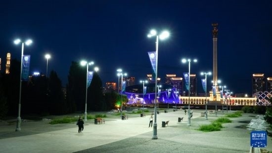 這是7月2日在哈薩克斯坦首都阿斯塔納拍攝的獨(dú)立廣場上的紀(jì)念柱（右后）。新華社記者 王建華 攝