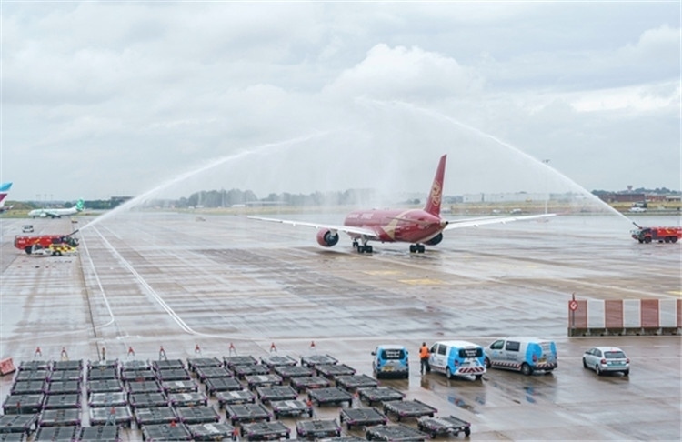 圖為布魯塞爾-上海返程航班出發(fā)前，布魯塞爾機場方面為返程航班舉行水門儀式。吉祥航空供圖