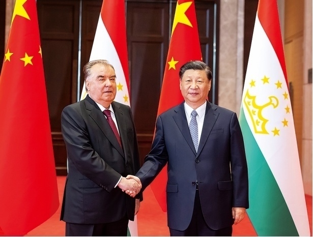 2023年5月，國(guó)家主席習(xí)近平在西安同來(lái)華出席中國(guó)—中亞峰會(huì)并進(jìn)行國(guó)事訪問(wèn)的塔吉克斯坦總統(tǒng)拉赫蒙會(huì)談。新華社記者 丁海濤 攝