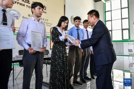 7月3日，在塔吉克斯坦首都杜尚別，天津城市建設(shè)管理職業(yè)技術(shù)學(xué)院的負(fù)責(zé)人為魯班工坊赴華留學(xué)生頒發(fā)錄取通知書。新華社記者 曹陽(yáng) 攝