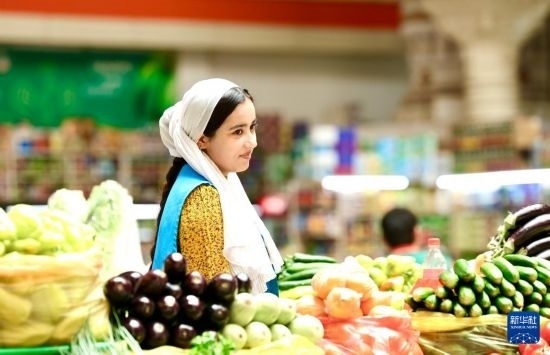 這是7月3日在塔吉克斯坦首都杜尚別大巴扎內(nèi)拍攝的營(yíng)業(yè)者。新華社記者 姚大偉 攝