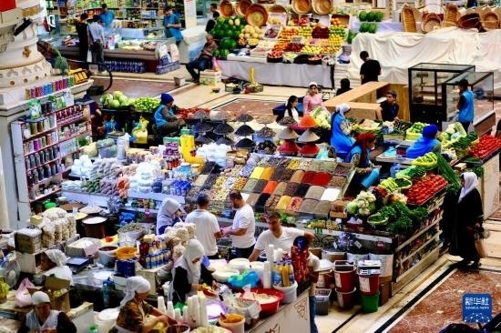 這是6月13日在塔吉克斯坦首都杜尚別拍攝的大巴扎內(nèi)景。新華社記者 鄭開(kāi)君 攝