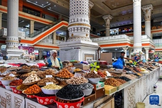 這是6月27日在塔吉克斯坦首都杜尚別拍攝的大巴扎內(nèi)景。新華社記者 曹陽(yáng) 攝
