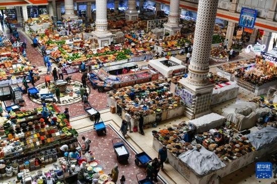 這是6月27日在塔吉克斯坦首都杜尚別拍攝的大巴扎內(nèi)景。新華社記者 曹陽(yáng) 攝