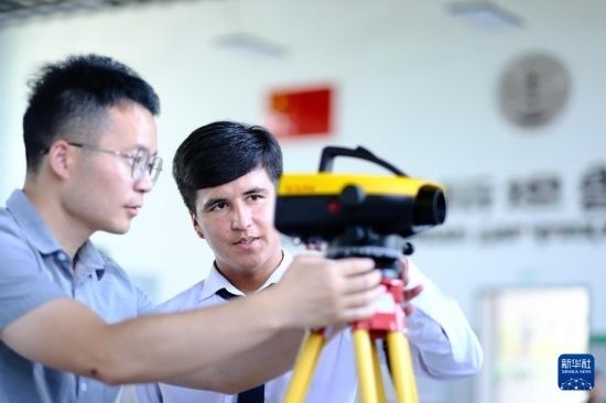 6月14日，在塔吉克斯坦首都杜尚別的魯班工坊，來(lái)自天津城市建設(shè)管理職業(yè)技術(shù)學(xué)院的老師（左）指導(dǎo)學(xué)生。新華社記者 鄭開(kāi)君 攝